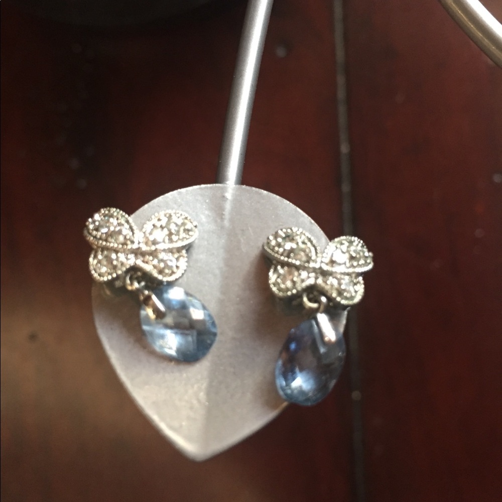 Gorgeous Butterfly 🦋 earring with Dangling stone